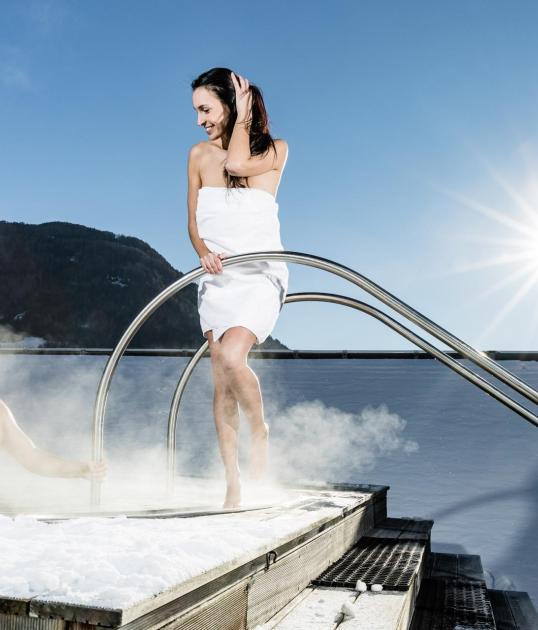 sterzing-balneum-sauna-aussenpool-winter-k-peterlin